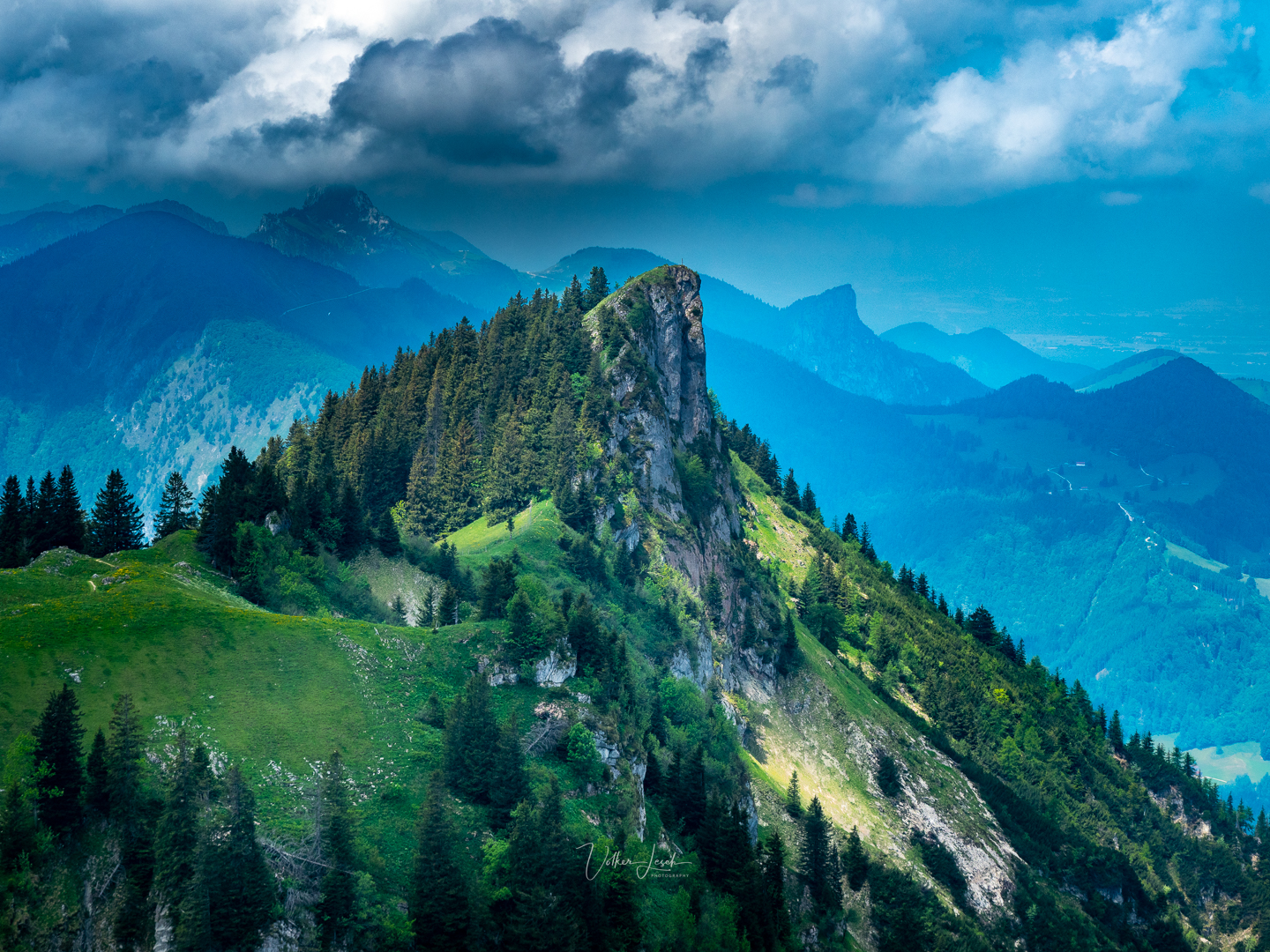 Der Hochlerch - Chiemgauer Alpen - Im Hintergrund Kampenwand, Hochplatte und Gedererwand